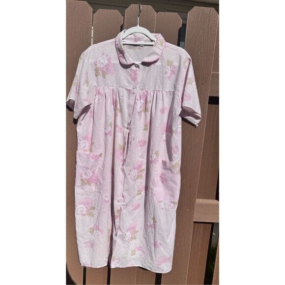 Vintage pink  housecoat size large Artistic Creations snaps piping pockets trim - Picture 1 of 16